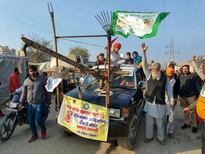 Les camions des fermiers évoquent le film « Mad Max ». © CB