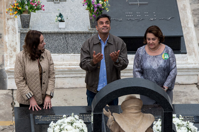 Andrea Neves, Aécio Neves et Inês Maria Neves Faria devant le tombeau de Tancredo Neves en 2014. © YASUYOSHI CHIBA / AFP Andrea Neves, Aécio Neves et Inês Maria Neves Faria devant le tombeau de Tancredo Neves en 2014. © YASUYOSHI CHIBA / AFP