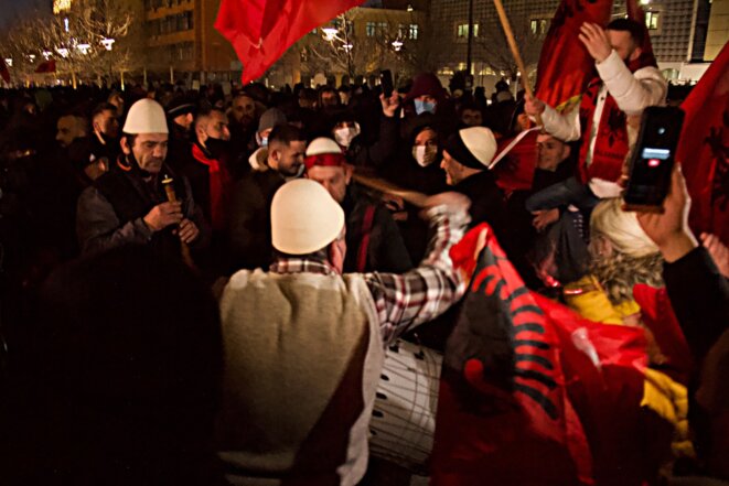 Des partisans d'Albin Kurti, dimanche soir, à Pristina. © L. G.
