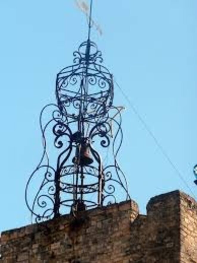 La grâce d'un clocher provençal La grâce d'un clocher provençal