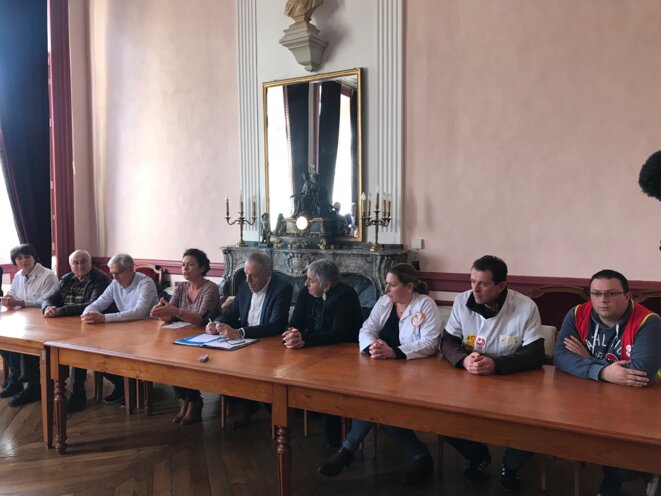 Au cours d’une conférence de presse réunie en mairie le 17 décembre 2019, à l’initiative du maire d’Auch (Christian Laprébende), face au blocage pour un nouvel IRM, la présidente de la commission médicale, Véronique Lejeune, accuse : « il y a danger dans l’offre de soins ». Les soignants mettent en garde : « notre population est en danger, elle est prise en otage par un système juridique qui bloque tout » [Ph. YF]