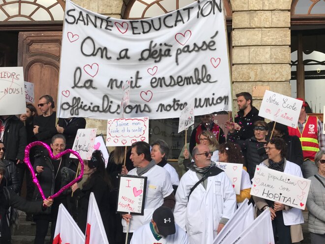 Action commune des secteurs de la santé et de l'éducation, ici sur le perron de la mairie d'Auch le 14 février 2020 (des enseignants, les BlackProfs, ayant, la nuit, occupé avec les soignants les locaux de l'hôpital) [Ph. YF]