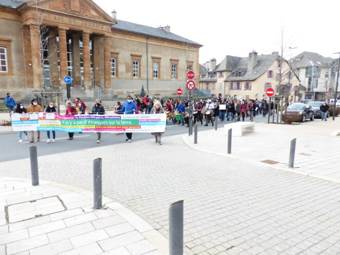 Samedi 13 février, Mende, 450 personnes remontent vers la préfecture © Urgence Migraphone Samedi 13 février, Mende, 450 personnes remontent vers la préfecture © Urgence Migraphone