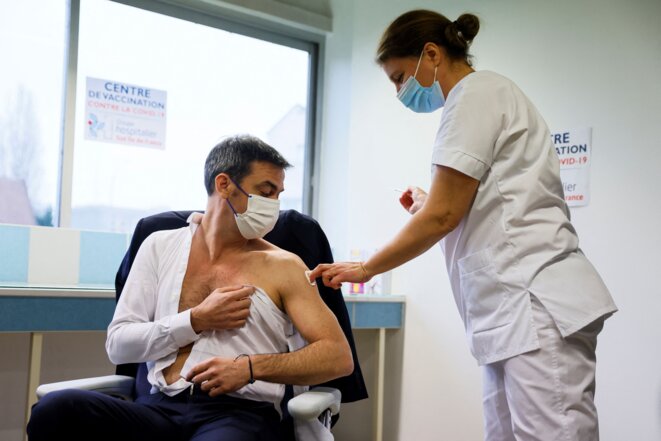 Le 8 février, le ministre de la santé Olivier Véran a reçu une injection du vaccin AstraZeneca. © Thomas Samson - AFP Le 8 février, le ministre de la santé Olivier Véran a reçu une injection du vaccin AstraZeneca. © Thomas Samson - AFP