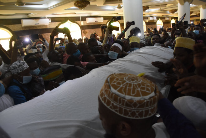  © Le cercueil du leader de l'opposition de Zanzibar, Seif Sharif Hamad, victime du Covid-19, jeudi 18 février à Dar es Salaam (Tanzanie).