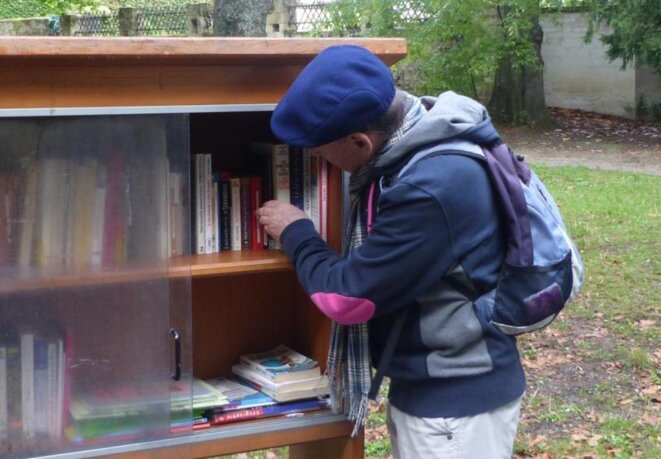 Jean Pierre fouille sa boîte à lire préférée dans le Parc Rivière Jean Pierre fouille sa boîte à lire préférée dans le Parc Rivière