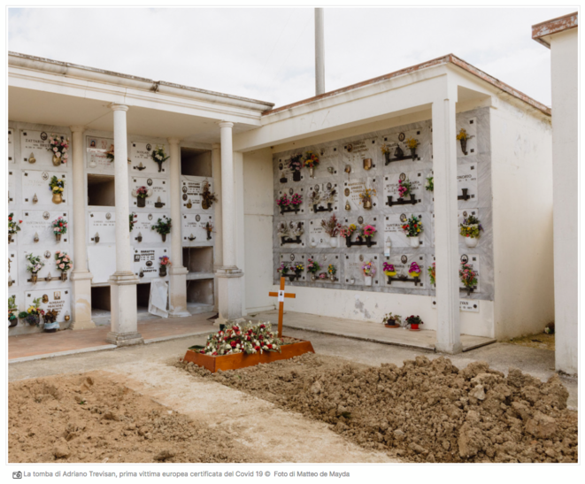Cimetière de Vò. La sépulture de la première victime de la pandémie Covid-19 en Europe, un homme de 77 ans. Capture d'écran du site du quotidien "Il Manifesto". Cimetière de Vò. La sépulture de la première victime de la pandémie Covid-19 en Europe, un homme de 77 ans. Capture d'écran du site du quotidien "Il Manifesto".