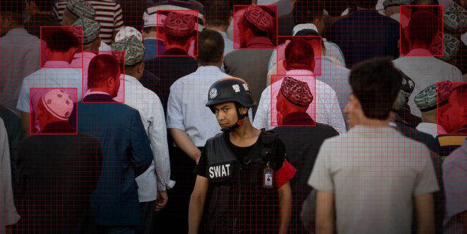 Un officier de police monte la garde alors que les musulmans arrivent pour la prière matinale de l'Aïd al-Fitr à la mosquée Id Kah de Kashgar, une ville de la région autonome ouïghoure du Xinjiang, en Chine occidentale, le 26 juin 2017. Photo : Johannes Eisele/AFP via Getty Images Un officier de police monte la garde alors que les musulmans arrivent pour la prière matinale de l'Aïd al-Fitr à la mosquée Id Kah de Kashgar, une ville de la région autonome ouïghoure du Xinjiang, en Chine occidentale, le 26 juin 2017. Photo : Johannes Eisele/AFP via Getty Images