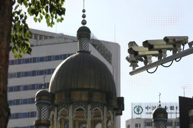 Des caméras de sécurité sont visibles dans une rue d'Ürümqi, la capitale de la région du Xinjiang, en Chine occidentale, le 2 juillet 2010. Photo: Peter Parks/AFP via Getty Images Des caméras de sécurité sont visibles dans une rue d'Ürümqi, la capitale de la région du Xinjiang, en Chine occidentale, le 2 juillet 2010. Photo: Peter Parks/AFP via Getty Images