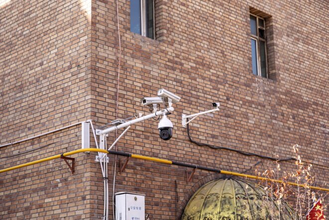 Des caméras de surveillance sont installées à l'extérieur d'une mosquée dans le bazar principal d'Ürümqi, au Xinjiang, le 6 novembre 2018. Photo: Bloomberg via Getty Images Des caméras de surveillance sont installées à l'extérieur d'une mosquée dans le bazar principal d'Ürümqi, au Xinjiang, le 6 novembre 2018. Photo: Bloomberg via Getty Images