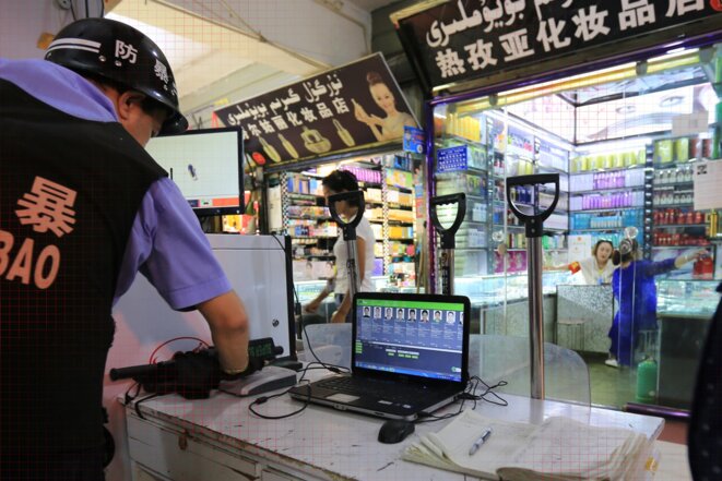 Un écran d'ordinateur d’un point de contrôle montre de nombreux visages, à Kashgar, Xinjiang, le 28 juin 2018. Photo: Yomiuri Shimbun via AP Un écran d'ordinateur d’un point de contrôle montre de nombreux visages, à Kashgar, Xinjiang, le 28 juin 2018. Photo: Yomiuri Shimbun via AP
