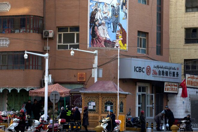 Des résidents passant devant un point de contrôle de sécurité et des caméras de surveillance dans une rue de Kashgar, Xinjiang, le 5 novembre 2017. Photo: Ng Han Guan / AP Des résidents passant devant un point de contrôle de sécurité et des caméras de surveillance dans une rue de Kashgar, Xinjiang, le 5 novembre 2017. Photo: Ng Han Guan / AP