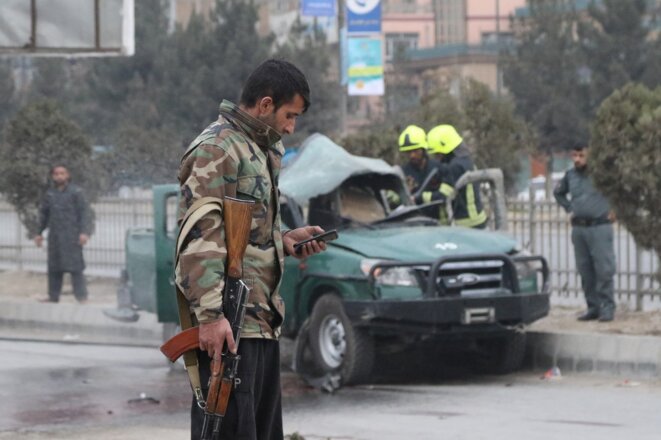 Sur le site d’un attentat à la bombe à Kaboul, qui a tué au moins deux personnes, le 21 février. © AFP