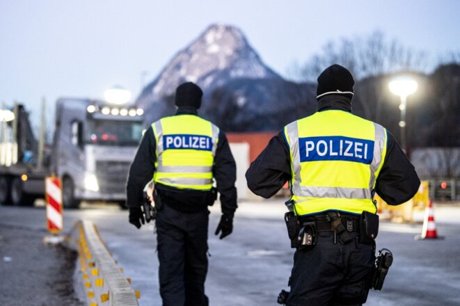 Des policiers allemands surveillent la frontière avec le Tyrol autrichien, mi-février. © MATTHIAS BALK / DPA / DPA PICTURE-ALLIANCE VIA AFP