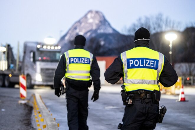 Des policiers allemands surveillent la frontière avec le Tyrol autrichien, mi-février. © MATTHIAS BALK / DPA / DPA PICTURE-ALLIANCE VIA AFP Des policiers allemands surveillent la frontière avec le Tyrol autrichien, mi-février. © MATTHIAS BALK / DPA / DPA PICTURE-ALLIANCE VIA AFP