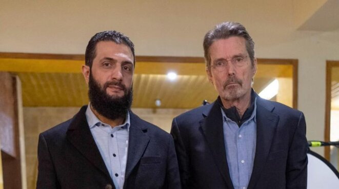 al-Jolani, chef de Hay'at Tahrir al-Sham, et Martin Smith © Compte twitter de Martin Smith al-Jolani, chef de Hay'at Tahrir al-Sham, et Martin Smith © Compte twitter de Martin Smith