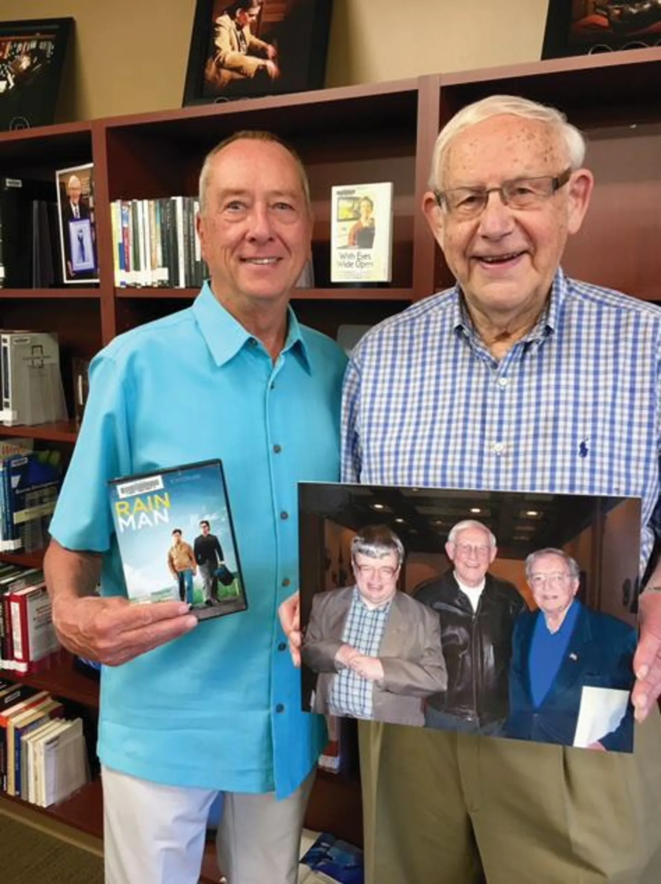 Barry Morrow, à gauche, réalisateur de "Rain Man" avec Darold Treffert © Courtesy of Agnesian Healthcare, a member of SMS Health Barry Morrow, à gauche, réalisateur de "Rain Man" avec Darold Treffert © Courtesy of Agnesian Healthcare, a member of SMS Health