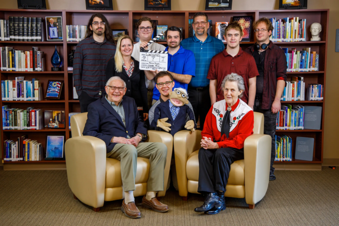Temple Grandin, PhD, en bas à droite, professeur de sciences animales à l'université d'État du Colorado et auteure et conférencière de renom sur l'autisme, rend visite au Dr Darold Treffert, en bas à gauche, et à l'équipe du Treffert Center Leaders in Creative Media de Fond du Lac, en octobre dernier. © Courtesy Brad Thalmann and Agnesian HealthCare Temple Grandin, PhD, en bas à droite, professeur de sciences animales à l'université d'État du Colorado et auteure et conférencière de renom sur l'autisme, rend visite au Dr Darold Treffert, en bas à gauche, et à l'équipe du Treffert Center Leaders in Creative Media de Fond du Lac, en octobre dernier. © Courtesy Brad Thalmann and Agnesian HealthCare