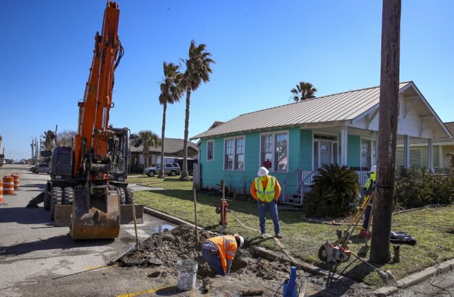 Des ouvriers réparent des canalisations à Galveston, Texas, le 19 février 2021. © Thomas Shea/AFP Des ouvriers réparent des canalisations à Galveston, Texas, le 19 février 2021. © Thomas Shea/AFP