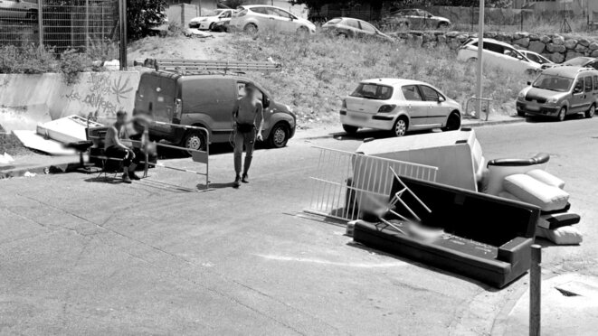 Deux checkpoints faits d'encombrants filtrent la circulation dans la cité. © Illustration Marsactu / Google streetview - juillet 2020 Deux checkpoints faits d'encombrants filtrent la circulation dans la cité. © Illustration Marsactu / Google streetview - juillet 2020