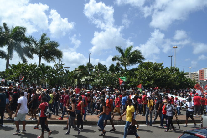 Une fraction du cortège, sur le frond de mer de Fort-de-France, en Martinique, samedi 27 février 2021. © JS Une fraction du cortège, sur le frond de mer de Fort-de-France, en Martinique, samedi 27 février 2021. © JS
