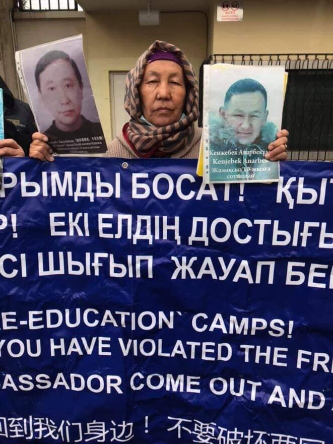 Une manifestation devant le consulat chinois à Almaty le 20 février. (Facebook) Une manifestation devant le consulat chinois à Almaty le 20 février. (Facebook)