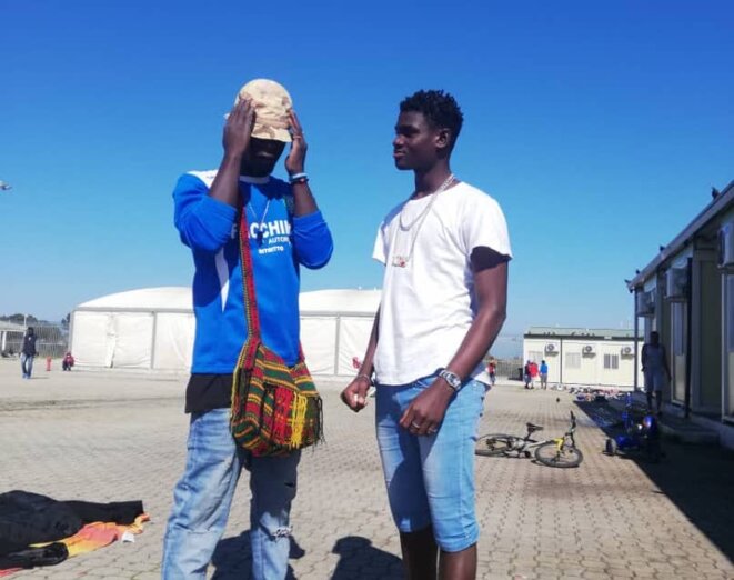Deux jeunes migrants au centre d'accueil pour demandeurs d'asile de Bari, en Italie. © Lamine