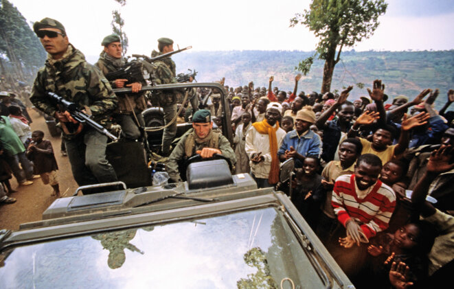 Des militaires français de la force Turquoise, en juillet 1994, dans la région de Butare. © José Nicolas / Hans Lucas via AFP