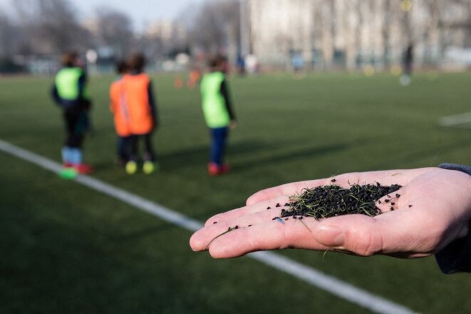 Les terrains de sport synthétiques sont constitués de granulats issus de l’industrie des pneus recyclés. Ici un terrain à Paris en 2008. © Benoît Durand / Hans Lucas via AFP