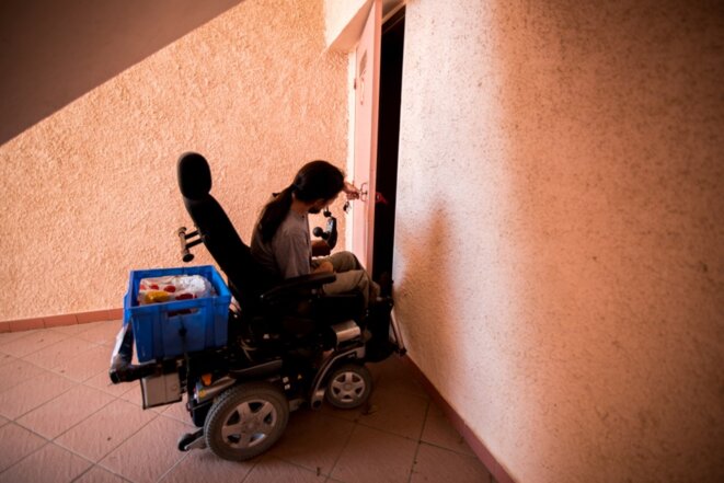 Un adulte handicapé sur son fauteuil roulant à Argelès-sur-Mer (Pyrénées-Orientales), en 2020. © Stéphane Ferrer Yulianti / Hans Lucas via AFP