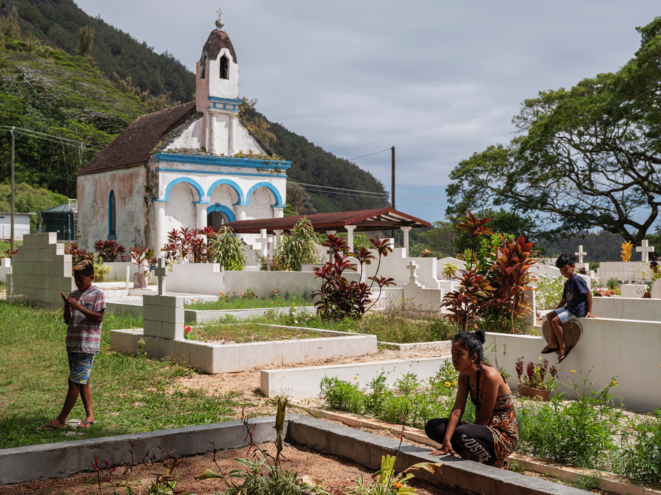Cimetière de Mangareva au Gambier, principale île touchée par les retombées radioactives. © Mathieu Asselin / Disclose Cimetière de Mangareva au Gambier, principale île touchée par les retombées radioactives. © Mathieu Asselin / Disclose