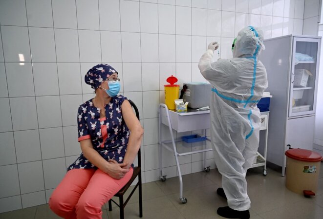 Vaccination dans la petite ville de Brovary, près de Kiev, le 24 février 2021. © Sergei Supinsky/AFP Vaccination dans la petite ville de Brovary, près de Kiev, le 24 février 2021. © Sergei Supinsky/AFP