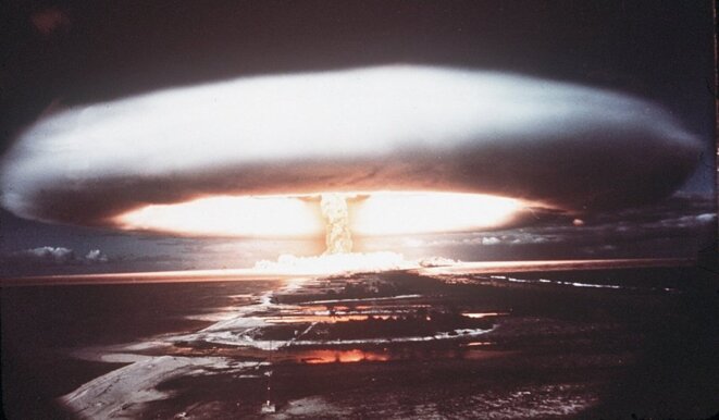 A French atmospheric nuclear bomb test above the Murorura atoll in 1971. © AFP