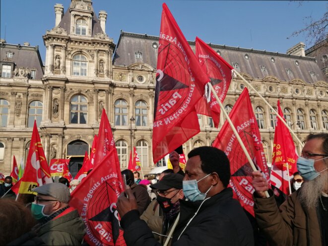 Face à l'hôtel de ville, à Paris, lors de la manifestations des agents municipaux, le 9 mars. © D.I.