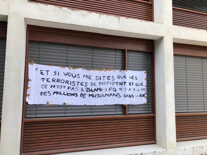 Des propos d'un enseignant jugé islamophobe affichés sur les murs de l'IEP par des étudiants mardi 9 mars. © David Perrotin/ Mediapart