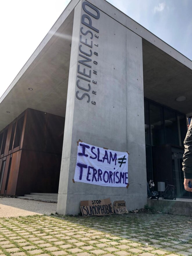 Affiches placardées mardi 9 mars sur les murs de l'IEP de Grenoble. © David Perrotin/ Mediapart