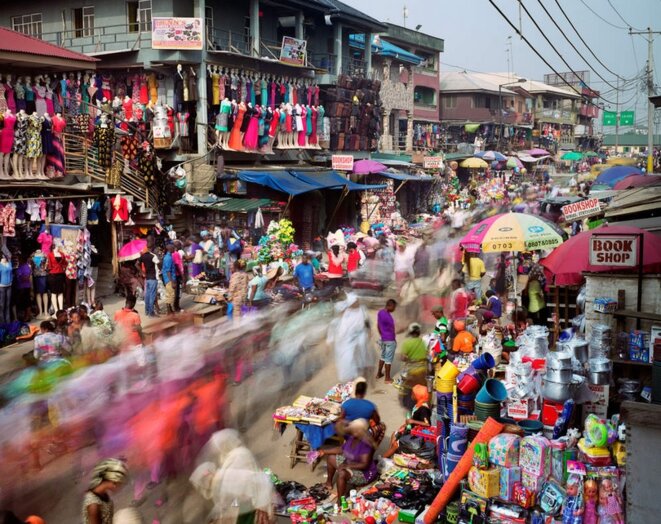 Le marché coloré d'Oshodi à Lagos, Nigeria Le marché coloré d'Oshodi à Lagos, Nigeria