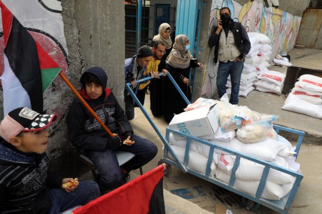 Aide alimentaire de l’UNRWA, en février 2021, dans un camp de réfugiés de Gaza. © Majdi Fathi. NurPhoto via AFP Aide alimentaire de l’UNRWA, en février 2021, dans un camp de réfugiés de Gaza. © Majdi Fathi. NurPhoto via AFP