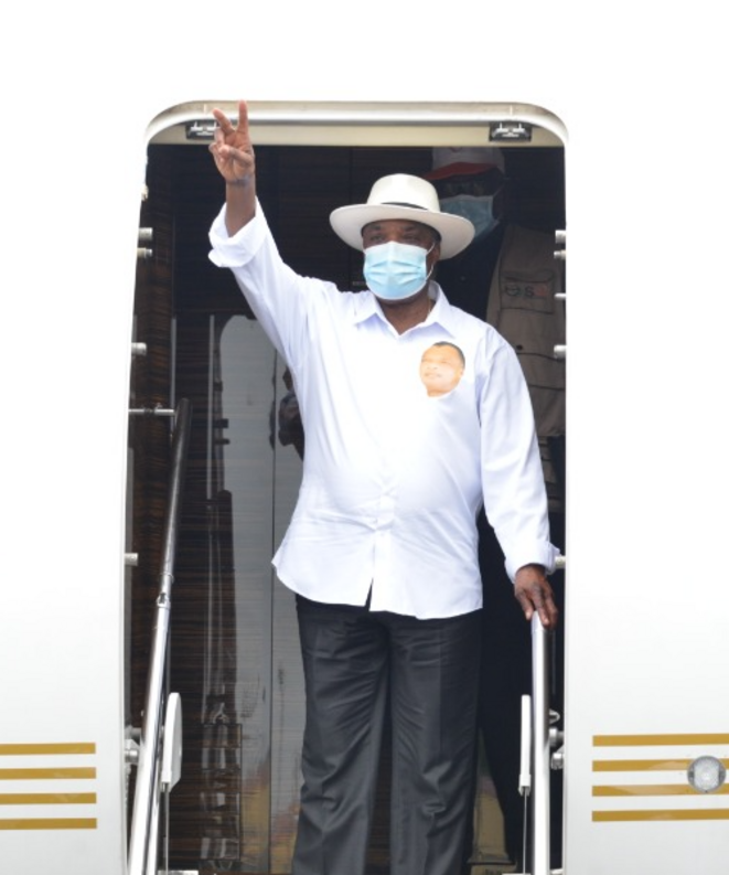 Signe de victoire du candidat Sassou NGuesso Signe de victoire du candidat Sassou NGuesso