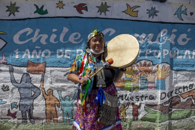 Une candidate mapuche à la Constituante, Juanita Millal, avec le kultrun, instrument traditionnel, à Santiago le 7 janvier 2021. © Claudio Reyes/AFP