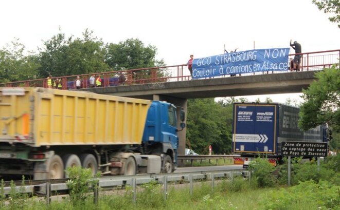 Entre 160 000 et 180 000 véhicules sur l'A35 à Strasbourg dont 16 500 poids lourds © GCO NON MERCI Entre 160 000 et 180 000 véhicules sur l'A35 à Strasbourg dont 16 500 poids lourds © GCO NON MERCI