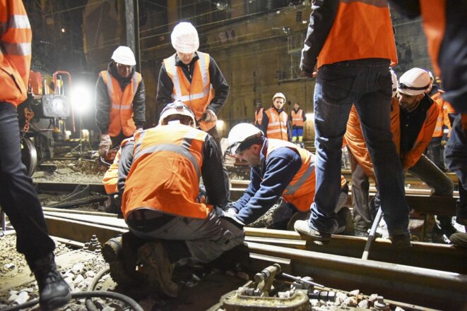 Des agents de maintenance de la SNCF, en 2015. © Alain Delpey / Hans Lucas via AFP Des agents de maintenance de la SNCF, en 2015. © Alain Delpey / Hans Lucas via AFP