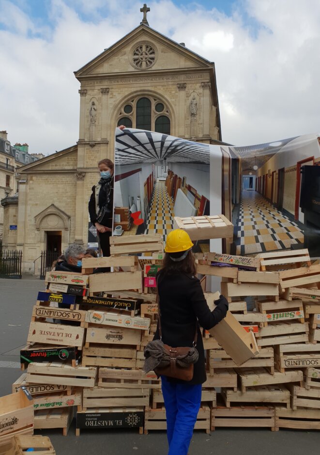 A Paris, des cageots contre le luxe immobilier