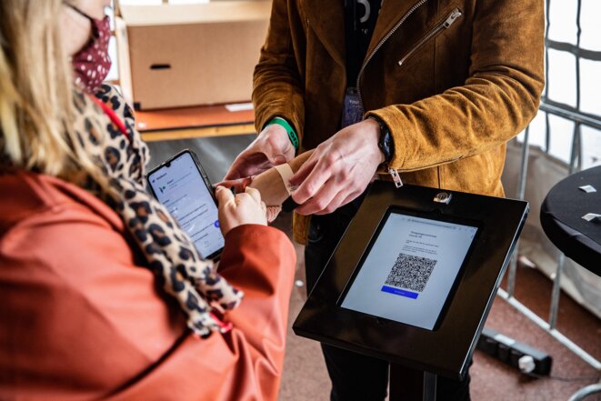 Aux Pays-Bas, une femme scanne un QR code avant d'assister à un festival de danse au parc Walibi de Biddinghuizen, le 21 mars. © AFP Aux Pays-Bas, une femme scanne un QR code avant d'assister à un festival de danse au parc Walibi de Biddinghuizen, le 21 mars. © AFP