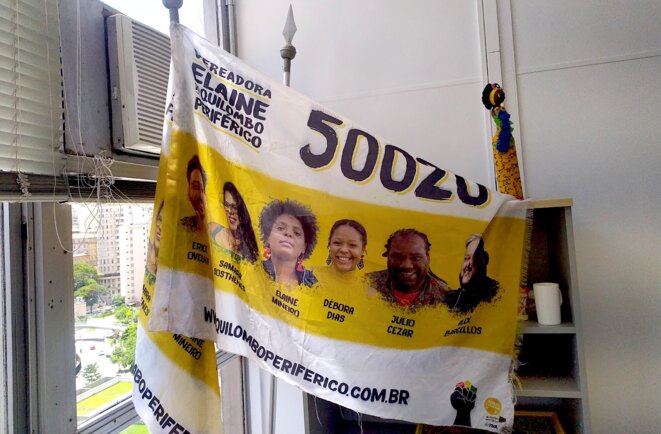 Drapeau Quilombo periférico dans le bureau municipal d’Élaine Mineiro. © SB