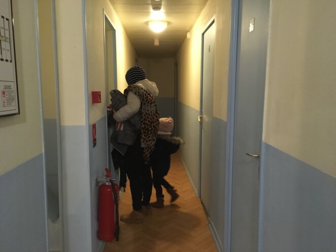 Marie-Estelle et sa fille rejoignent leur hôtel attribué par le 115, où elles devraient pouvoir rester "dans la durée". © NB