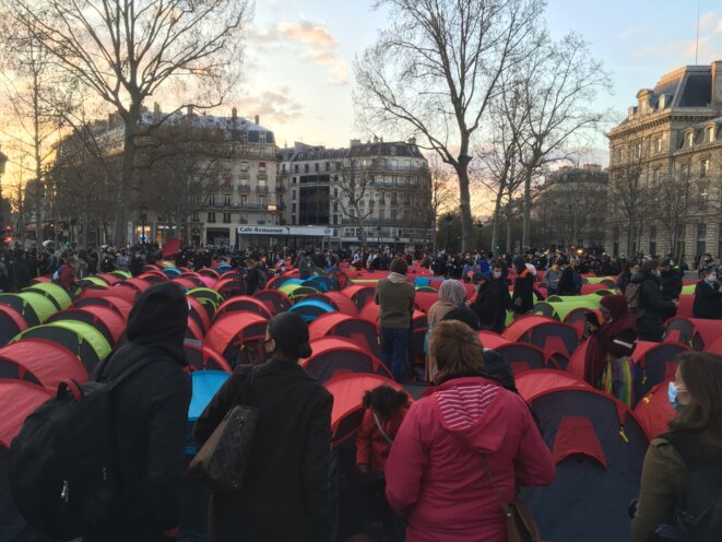 Un campement de migrants a été installé place de la République à Paris lors de la nuit de la solidarité. © NB