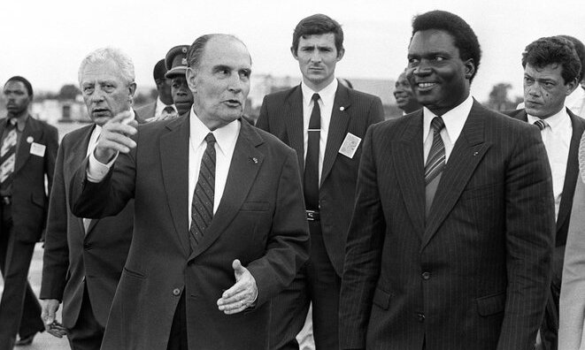 Mitterand avec le dictateur Habyarimana à Kigali en 1984 © Georges GOBET / AFP Mitterand avec le dictateur Habyarimana à Kigali en 1984 © Georges GOBET / AFP