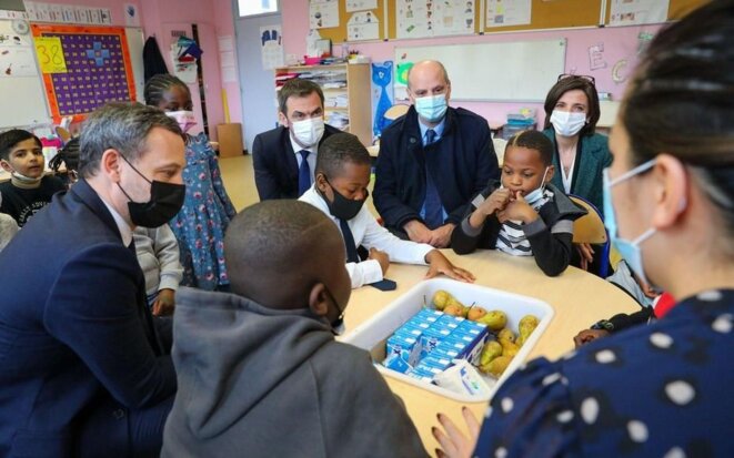 Villiers-le-Bel, 16 mars 2021. Olivier Véran, Jean-Michel Blanquer ont présenté les modalités du redéploiement des petits-déjeuners à l’école. Au centre, des briques de lait et des croissants (dont il faut 40mn de jogging pour absorber les calories) Villiers-le-Bel, 16 mars 2021. Olivier Véran, Jean-Michel Blanquer ont présenté les modalités du redéploiement des petits-déjeuners à l’école. Au centre, des briques de lait et des croissants (dont il faut 40mn de jogging pour absorber les calories)