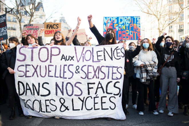 Le 6 mars 2021, lors d'une marche à Paris contre les violences sexistes et sexuelles à l'école © Fiora Garenzi / Hans Lucas via AFP Le 6 mars 2021, lors d'une marche à Paris contre les violences sexistes et sexuelles à l'école © Fiora Garenzi / Hans Lucas via AFP